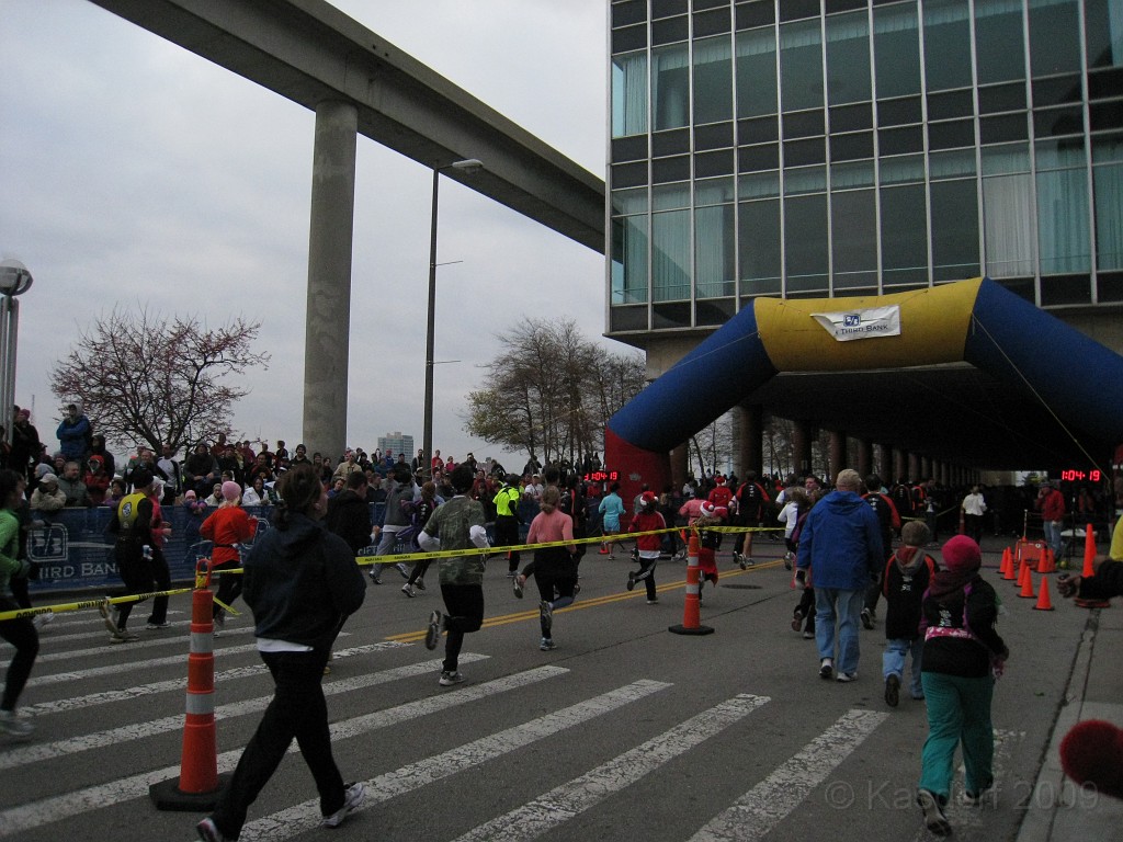 Detroit Turkey Trot 10K 2009 071.jpg - The 2009 Detroit Turkey trot 10K was run on November 29, 2009. A chilly and blustery day. Lots of costumes and racers though, 12400 strong!